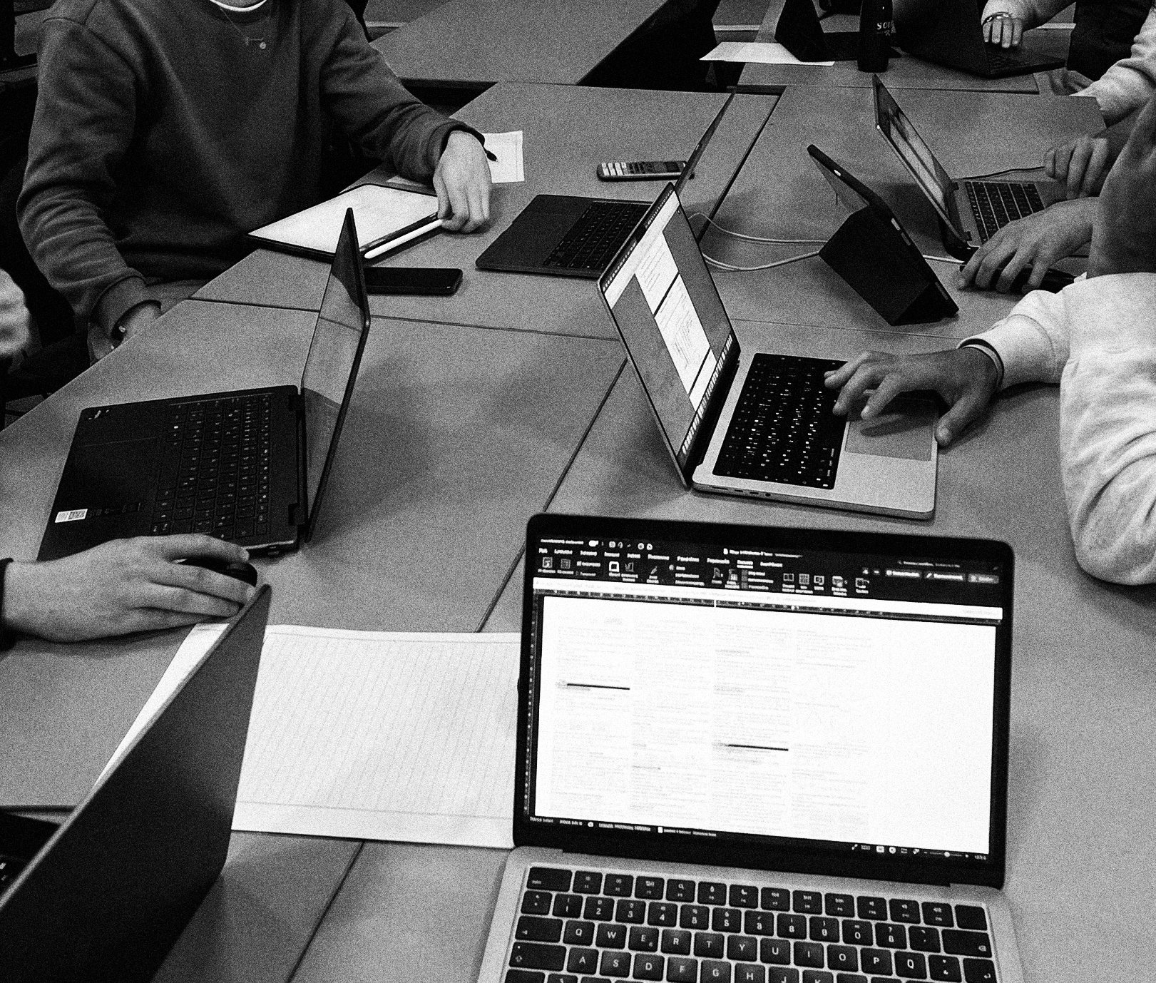 Il team CHOSING© in riunione con laptop sul tavolo