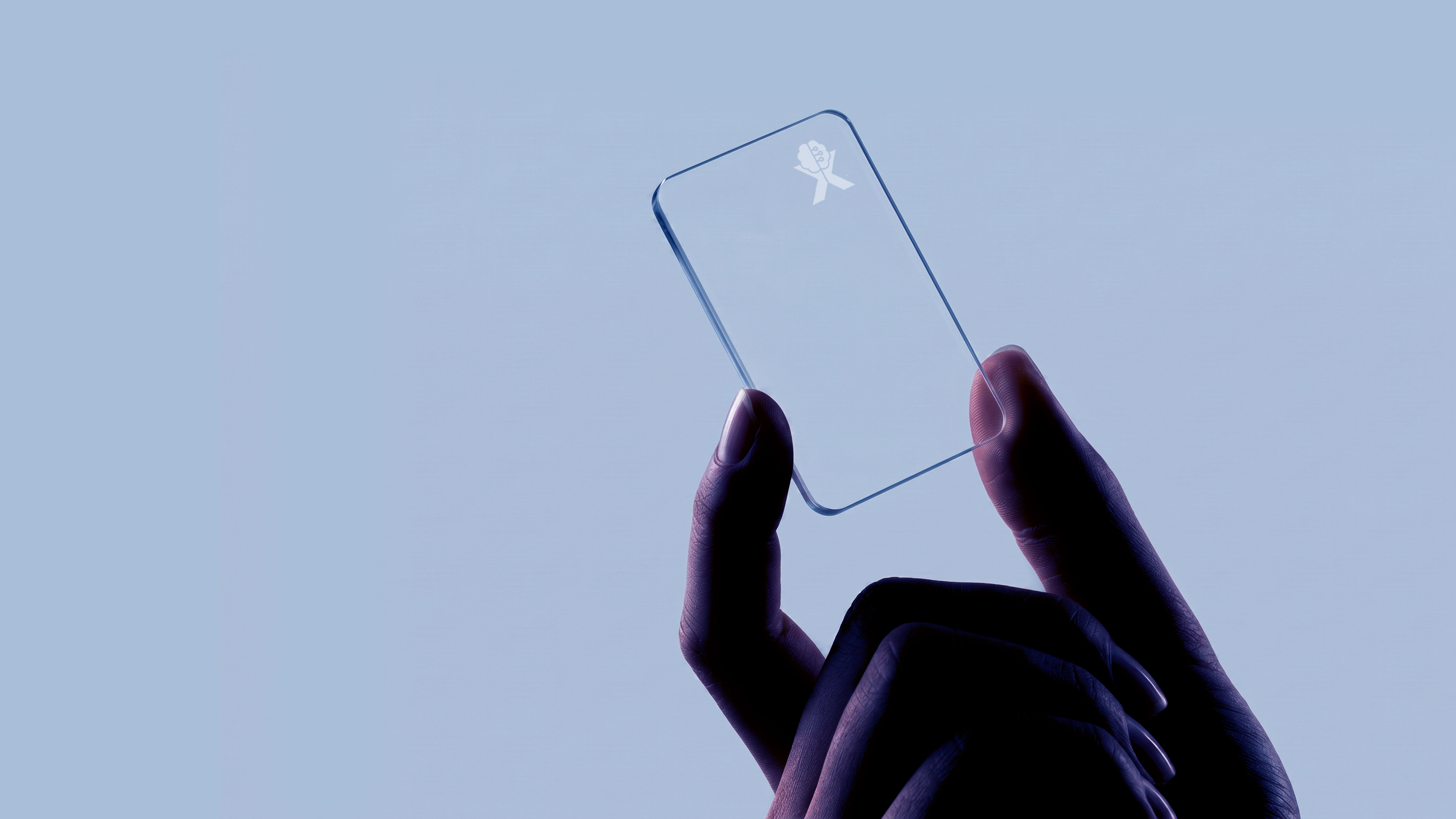Mão segurando um smartphone de vidro transparente